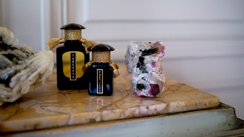 两瓶Cultus Artem的香水。