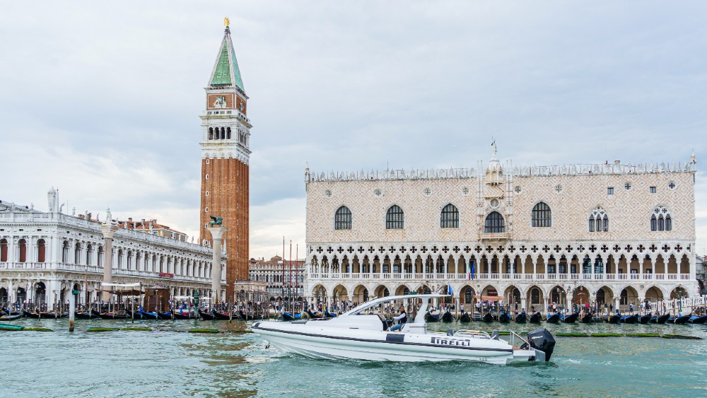 威尼斯游艇展有200多艘游艇，其中包括5艘新游艇