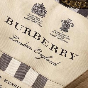 Burberry的标签为品牌的两个皇家认股权证提供了骄傲。